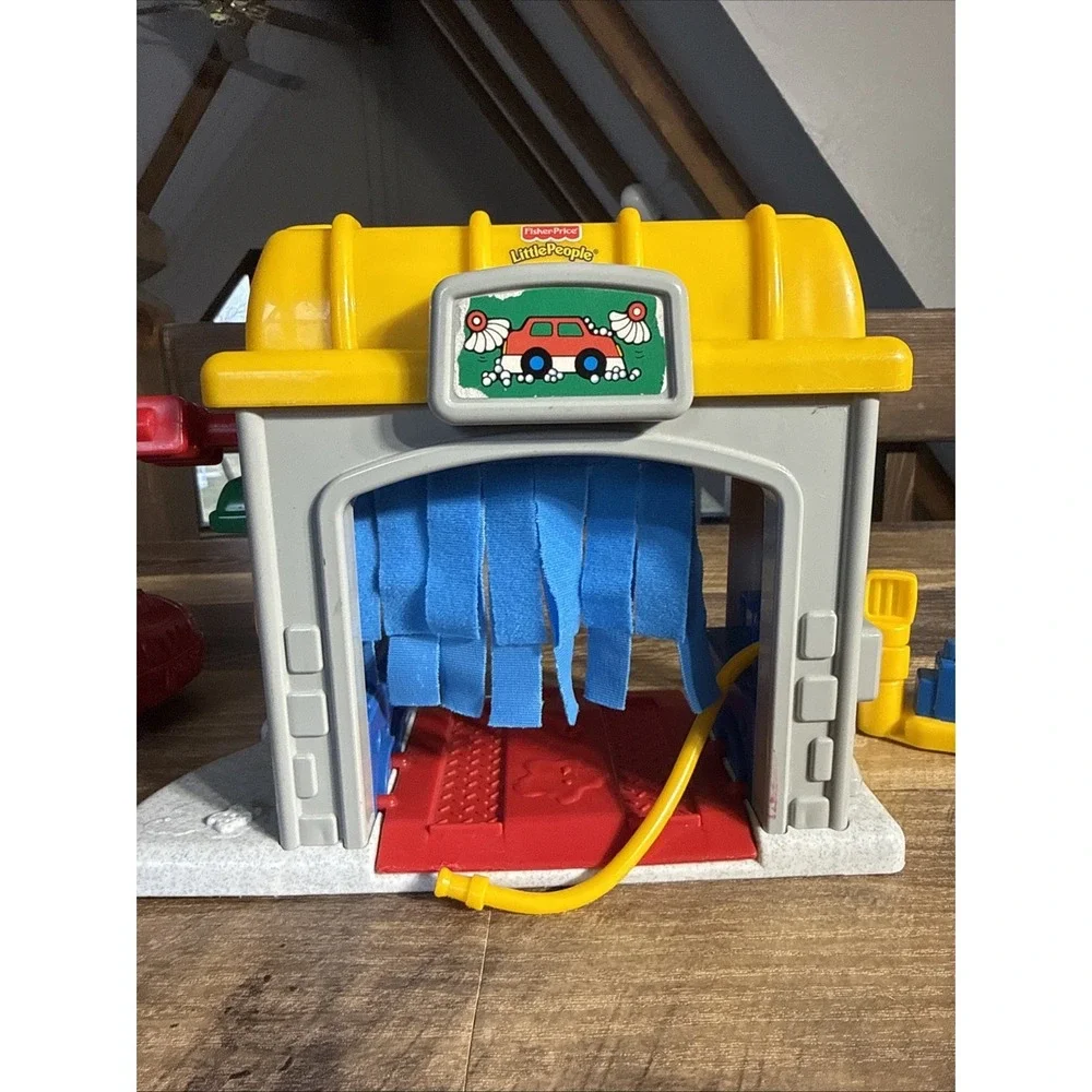 Fisher Price Little People Gas & Go Car Wash Playset W/ Tow Truck,‎ 1 Figure VTG
